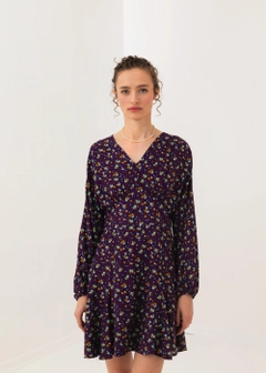 Bir model, Fk.Pynappel toptan giyim markasının 10161 - Elastic Detailed Patterned Dress - Purple toptan Elbise ürününü sergiliyor.