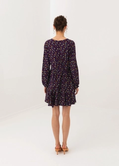 Bir model, Fk.Pynappel toptan giyim markasının 10161 - Elastic Detailed Patterned Dress - Purple toptan Elbise ürününü sergiliyor.