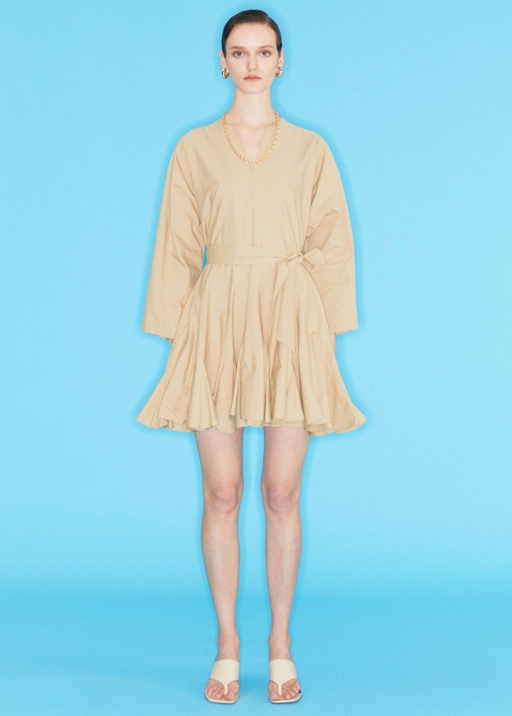 Ένα μοντέλο χονδρικής πώλησης ρούχων φοράει 10182 - Dress With Skirt Godet - Beige, τούρκικο Φόρεμα χονδρικής πώλησης από Fk.Pynappel