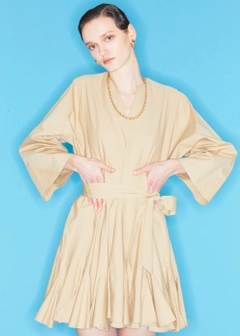 Ένα μοντέλο χονδρικής πώλησης ρούχων φοράει 10182 - Dress With Skirt Godet - Beige, τούρκικο Φόρεμα χονδρικής πώλησης από Fk.Pynappel
