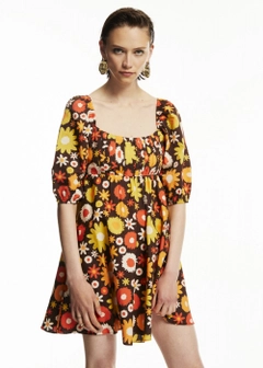 Bir model, Fk.Pynappel toptan giyim markasının 12965 - Balloon Sleeve Mini Dress - Brown toptan Elbise ürününü sergiliyor.