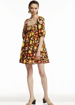 Een kledingmodel uit de groothandel draagt 12965 - Balloon Sleeve Mini Dress - Brown, Turkse groothandel Jurk van Fk.Pynappel