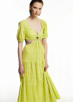 Een kledingmodel uit de groothandel draagt 12972 - Ring Buckle Detailed Dress - Lime, Turkse groothandel Jurk van Fk.Pynappel
