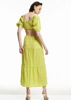 Bir model, Fk.Pynappel toptan giyim markasının 12972 - Ring Buckle Detailed Dress - Lime toptan Elbise ürününü sergiliyor.
