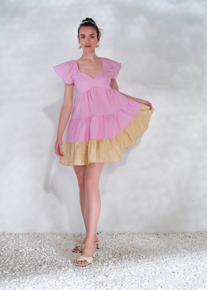 Ein Bekleidungsmodell aus dem Großhandel trägt 13000 - Color Block Mini Dress - Pink, türkischer Großhandel Kleid von Fk.Pynappel