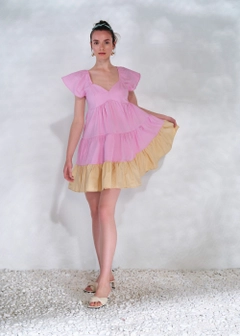 Bir model, Fk.Pynappel toptan giyim markasının 13000 - Color Block Mini Dress - Pink toptan Elbise ürününü sergiliyor.