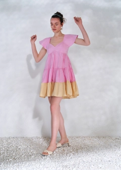 Una modella di abbigliamento all'ingrosso indossa 13000 - Color Block Mini Dress - Pink, vendita all'ingrosso turca di Vestito di Fk.Pynappel