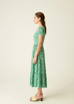 Bir model, Fk.Pynappel toptan giyim markasının 15632 - Flower Pattern Dress - Green toptan Elbise ürününü sergiliyor.