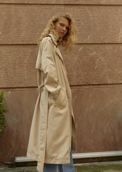 Una modella di abbigliamento all'ingrosso indossa 28429 - Belted Trenchcoat - Beige, vendita all'ingrosso turca di Impermeabile di Fk.Pynappel