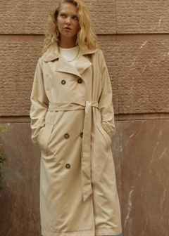 Bir model, Fk.Pynappel toptan giyim markasının 28429 - Belted Trenchcoat - Beige toptan Trençkot ürününü sergiliyor.