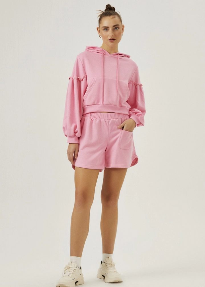 Bir model, Fk.Pynappel toptan giyim markasının 28439 - Hooded Shorts Set - Pink toptan Takım ürününü sergiliyor.