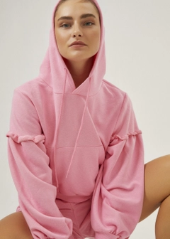 Ένα μοντέλο χονδρικής πώλησης ρούχων φοράει 28439 - Hooded Shorts Set - Pink, τούρκικο Ταγέρ χονδρικής πώλησης από Fk.Pynappel