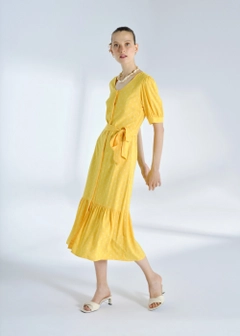 Bir model, Fk.Pynappel toptan giyim markasının 28444 - Anchor Print Midi Dress - Yellow toptan Elbise ürününü sergiliyor.