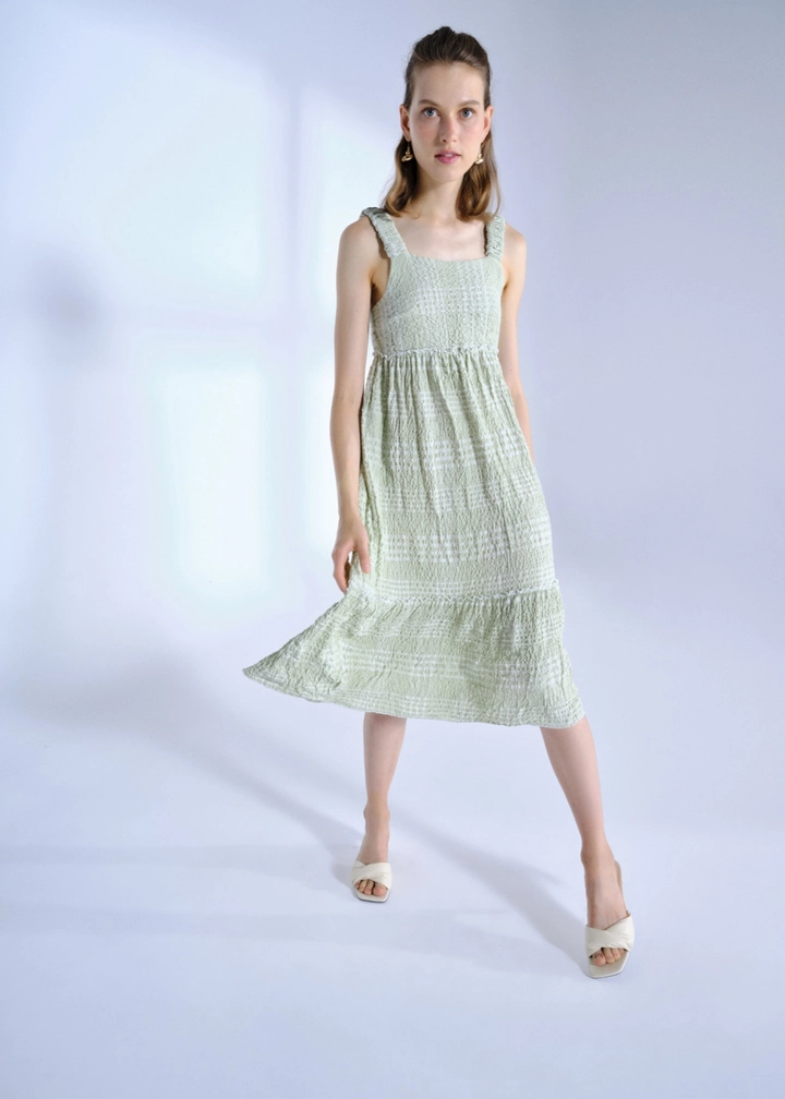 Bir model, Fk.Pynappel toptan giyim markasının 28443 - Strapless Gofre Midi Length Dress - Almond Green toptan Elbise ürününü sergiliyor.