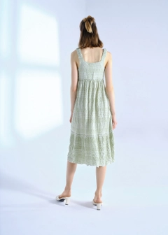 Un model de îmbrăcăminte angro poartă 28443 - Strapless Gofre Midi Length Dress - Almond Green, turcesc angro Rochie de Fk.Pynappel