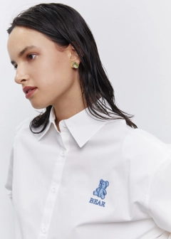 Ένα μοντέλο χονδρικής πώλησης ρούχων φοράει 21500 - Bear Embroidered Oversize Shirt - White, τούρκικο Πουκάμισο χονδρικής πώλησης από Fk.Pynappel