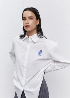 Una modella di abbigliamento all'ingrosso indossa 21500 - Bear Embroidered Oversize Shirt - White, vendita all'ingrosso turca di Camicia di Fk.Pynappel