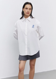 Ένα μοντέλο χονδρικής πώλησης ρούχων φοράει 21500 - Bear Embroidered Oversize Shirt - White, τούρκικο Πουκάμισο χονδρικής πώλησης από Fk.Pynappel