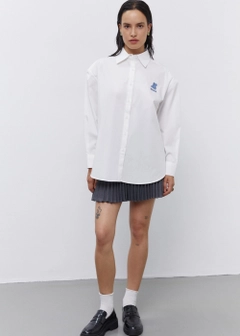 Bir model, Fk.Pynappel toptan giyim markasının 21500 - Bear Embroidered Oversize Shirt - White toptan Gömlek ürününü sergiliyor.