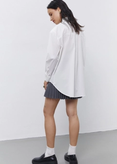 Bir model, Fk.Pynappel toptan giyim markasının 21500 - Bear Embroidered Oversize Shirt - White toptan Gömlek ürününü sergiliyor.