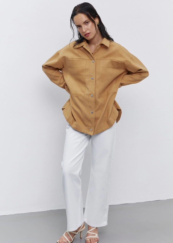 Ein Bekleidungsmodell aus dem Großhandel trägt 21519 - Gabardine Jacket - Camel, türkischer Großhandel Jacke von Fk.Pynappel