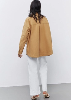 Bir model, Fk.Pynappel toptan giyim markasının 21519 - Gabardine Jacket - Camel toptan Ceket ürününü sergiliyor.