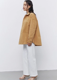 Bir model, Fk.Pynappel toptan giyim markasının 21519 - Gabardine Jacket - Camel toptan Ceket ürününü sergiliyor.