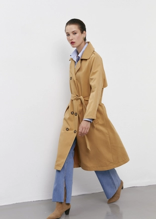 A model wears 21533 - Belted Trenchcoat - Camel, wholesale Trenchcoat of Fk.Pynappel to display at Lonca