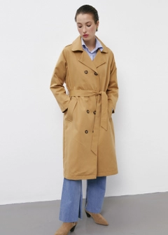 A wholesale clothing model wears 21533 - Belted Trenchcoat - Camel, Turkish wholesale Trenchcoat of Fk.Pynappel