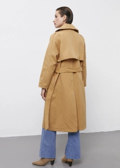 Bir model, Fk.Pynappel toptan giyim markasının 21533 - Belted Trenchcoat - Camel toptan Trençkot ürününü sergiliyor.
