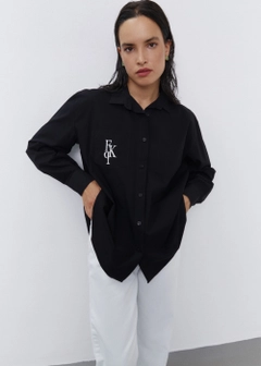 Ein Bekleidungsmodell aus dem Großhandel trägt 21546 - Embroidered Detailed Oversize Shirt - Black, türkischer Großhandel Hemd von Fk.Pynappel