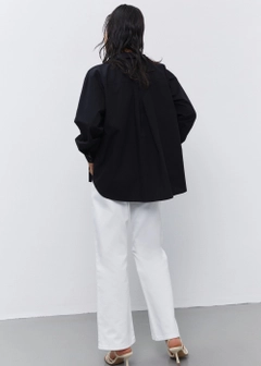 Un model de îmbrăcăminte angro poartă 21546 - Embroidered Detailed Oversize Shirt - Black, turcesc angro Cămaşă de Fk.Pynappel