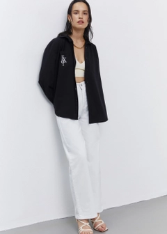Una modella di abbigliamento all'ingrosso indossa 21546 - Embroidered Detailed Oversize Shirt - Black, vendita all'ingrosso turca di Camicia di Fk.Pynappel