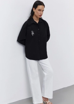 Bir model, Fk.Pynappel toptan giyim markasının 21546 - Embroidered Detailed Oversize Shirt - Black toptan Gömlek ürününü sergiliyor.
