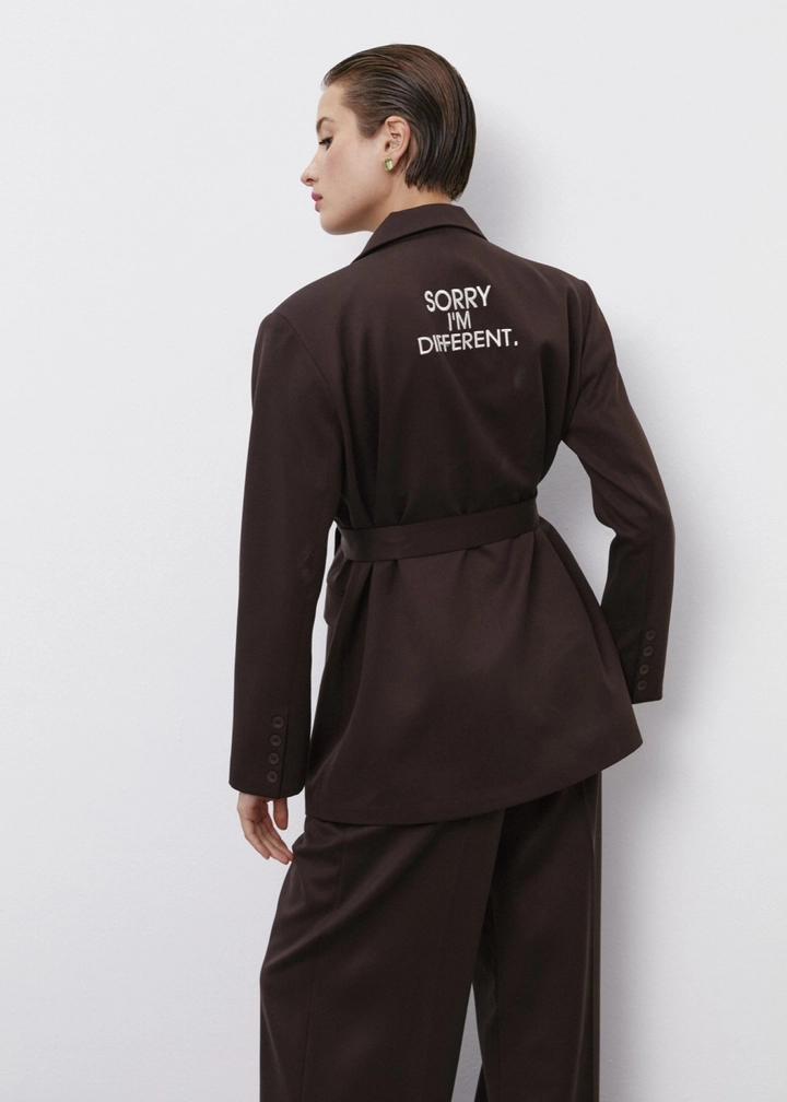Una modella di abbigliamento all'ingrosso indossa 21548 - Jacket - Brown, vendita all'ingrosso turca di Giacca di Fk.Pynappel