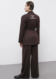 Una modella di abbigliamento all'ingrosso indossa 21548 - Jacket - Brown, vendita all'ingrosso turca di Giacca di Fk.Pynappel
