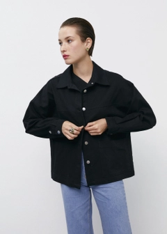 Bir model, Fk.Pynappel toptan giyim markasının 21555 - Oversized Pocket Detailed Jacket - Black toptan Ceket ürününü sergiliyor.