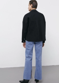 Un mannequin de vêtements en gros porte 21555 - Oversized Pocket Detailed Jacket - Black, Blouson en gros de Fk.Pynappel en provenance de Turquie