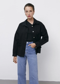 Bir model, Fk.Pynappel toptan giyim markasının 21555 - Oversized Pocket Detailed Jacket - Black toptan Ceket ürününü sergiliyor.
