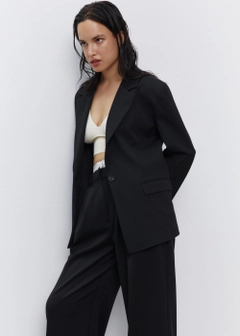 Bir model, Fk.Pynappel toptan giyim markasının 21551 - Oversize Blazer Jacket - Black toptan Ceket ürününü sergiliyor.