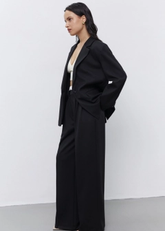 Een kledingmodel uit de groothandel draagt 21551 - Oversize Blazer Jacket - Black, Turkse groothandel Jasje van Fk.Pynappel