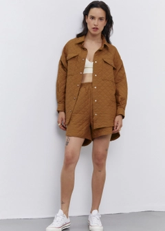 Ein Bekleidungsmodell aus dem Großhandel trägt 21563 - Oversize Quilted Shirt And Quilted Shorts - Brown, türkischer Großhandel Anzug von Fk.Pynappel