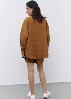 Una modella di abbigliamento all'ingrosso indossa 21563 - Oversize Quilted Shirt And Quilted Shorts - Brown, vendita all'ingrosso turca di Abito di Fk.Pynappel