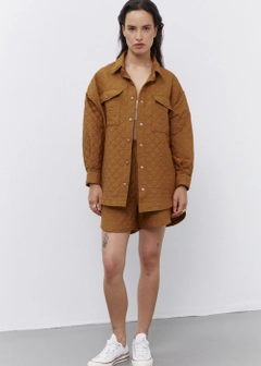 Una modella di abbigliamento all'ingrosso indossa 21563 - Oversize Quilted Shirt And Quilted Shorts - Brown, vendita all'ingrosso turca di Abito di Fk.Pynappel