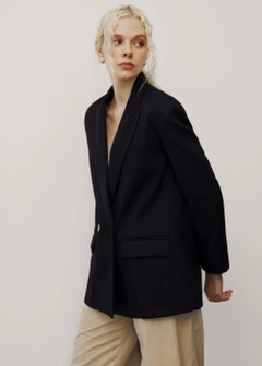 Bir model, Fk.Pynappel toptan giyim markasının 31768 - Jacket - Black toptan Ceket ürününü sergiliyor.