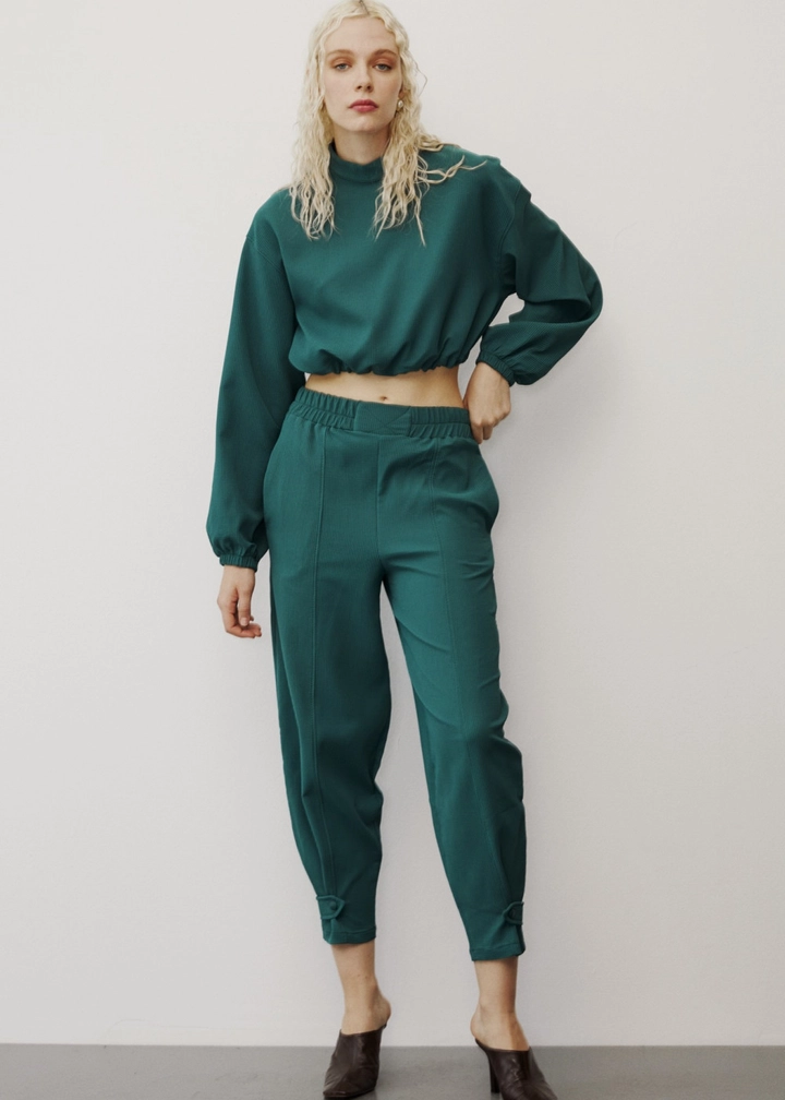 Een kledingmodel uit de groothandel draagt 31760 - Tracksuit - Emerald, Turkse groothandel Trainingspak van Fk.Pynappel