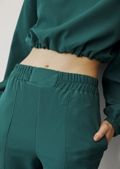 Bir model, Fk.Pynappel toptan giyim markasının 31760 - Tracksuit - Emerald toptan Eşofman Takımı ürününü sergiliyor.