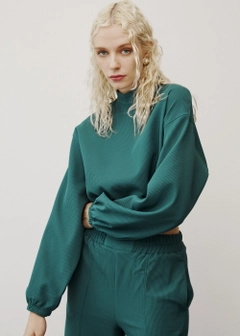 Una modella di abbigliamento all'ingrosso indossa 31760 - Tracksuit - Emerald, vendita all'ingrosso turca di Tuta di Fk.Pynappel