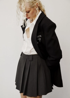 Una modella di abbigliamento all'ingrosso indossa 31770 - Jacket - Black, vendita all'ingrosso turca di Giacca di Fk.Pynappel