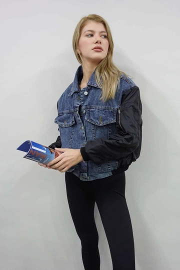 Bir model, Flow toptan giyim markasının  Paraşüt Garnili Kot Ceket - Mavi
 toptan Kot Ceket ürününü sergiliyor.